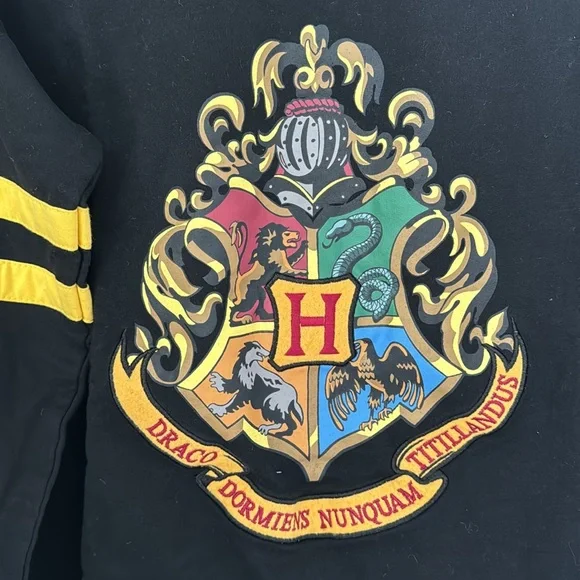 Hogwarts Sweater - Picture 3 of 6
